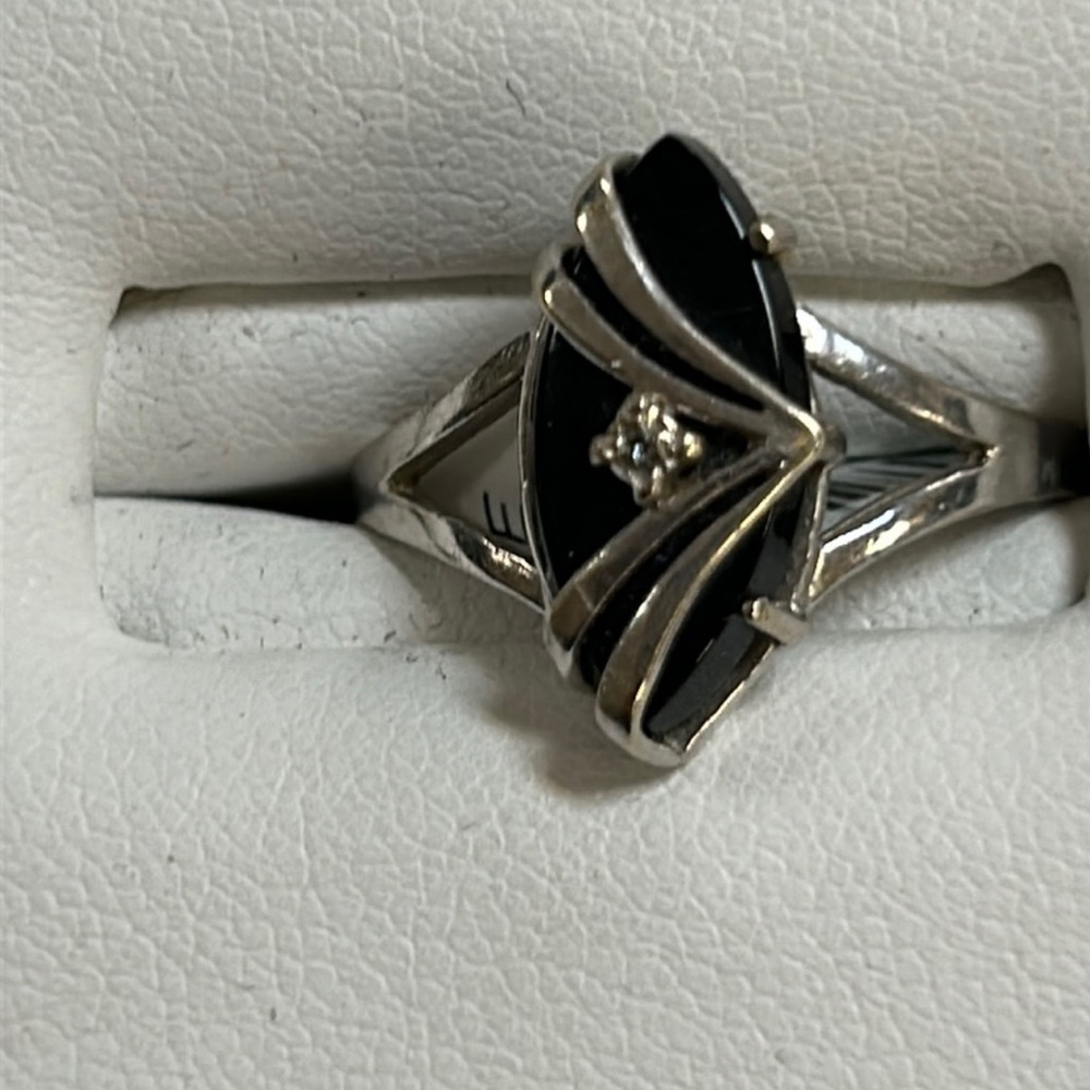 10k White gold/Black onyx and diamond chip ring
